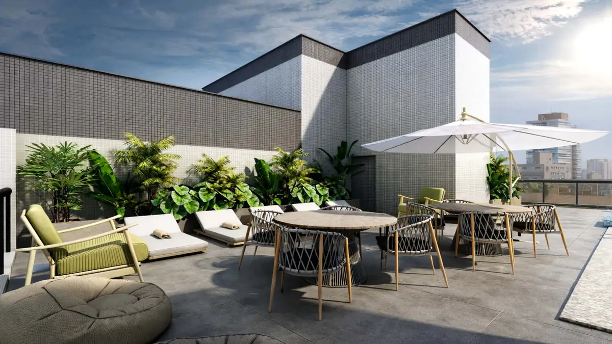 Solarium com espreguiçadeiras e mesas